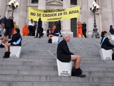 Detienen a activistas que saltaron la reja del Congreso