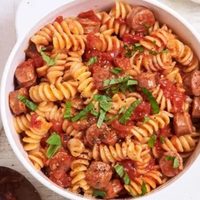 Espectaculares fideos con salsa de salchichas