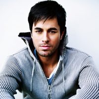 ¡Sin consuelo! Enrique Iglesias derrotado por la pérdida de su padrastro