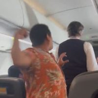 Captan ataque de pasajero contra sobrecargo de American Airlines en vuelo de Los Cabos a Los Ángeles