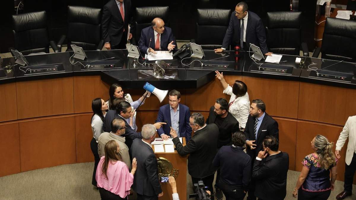 Morenistas bajaron hasta tribuna para detener el discurso de Ricardo Anaya