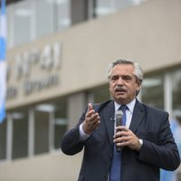 Alberto Fernández: "Los violentos tiran piedras, nosotros llevamos vacunas"