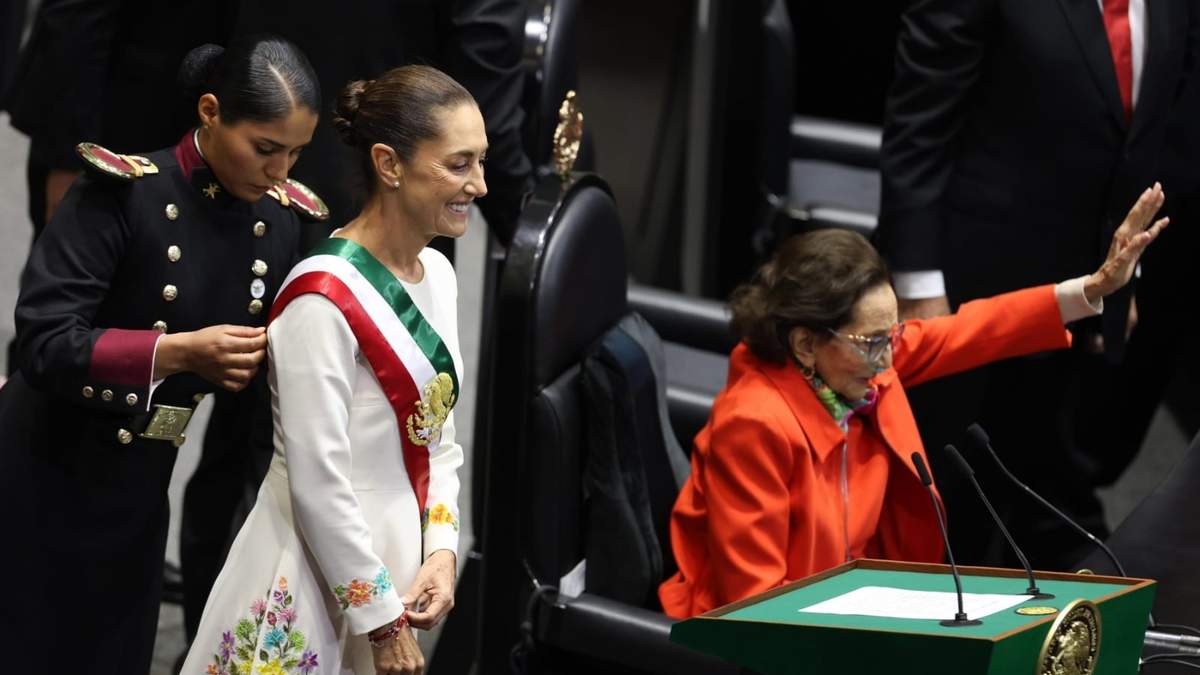 Claudia Sheinbaum e Ifigenia Martínez en la toma de protesta de la presidenta