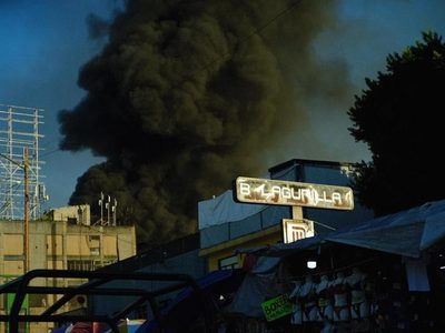 Fuerte incendio consume una bodega de calzado en Tepito (Videos)