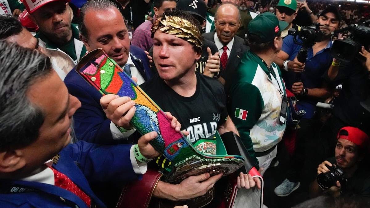 Canelo celebra tras su triunfo del sábado sobre John Ryder