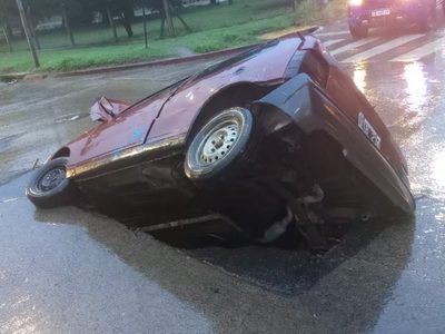 Córdoba: un auto cayó a un pozo que estaba en medio de la calle y su dueño pide ayuda
