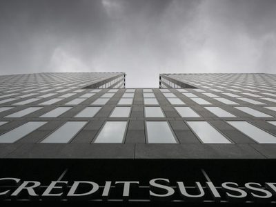 Caen acciones de Credit Suisse ante temor mundial por bancos