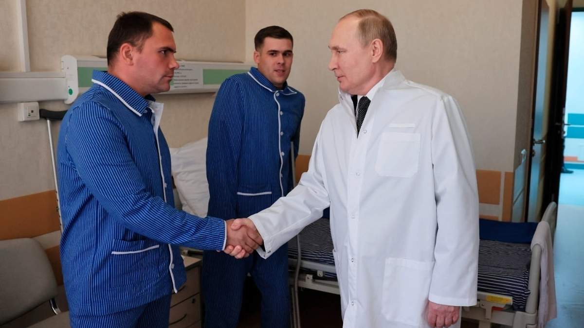 Vladimir Putin en su visita al centro médico