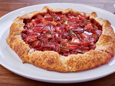 Tarta salada de queso y frutillas: sorprendé a todos en la cena con esta receta que combina sabores únicos y es un 10
