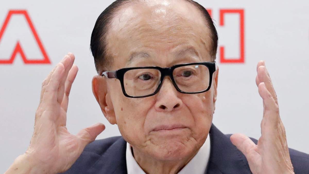 El magnate hongkonés Li Ka-shing, presidente de la compañía CK Hutchison Holdings, habla durante una conferencia de prensa para anunciar los resultados anuales de la firma en Hong Kong, el 16 de marzo de 2018