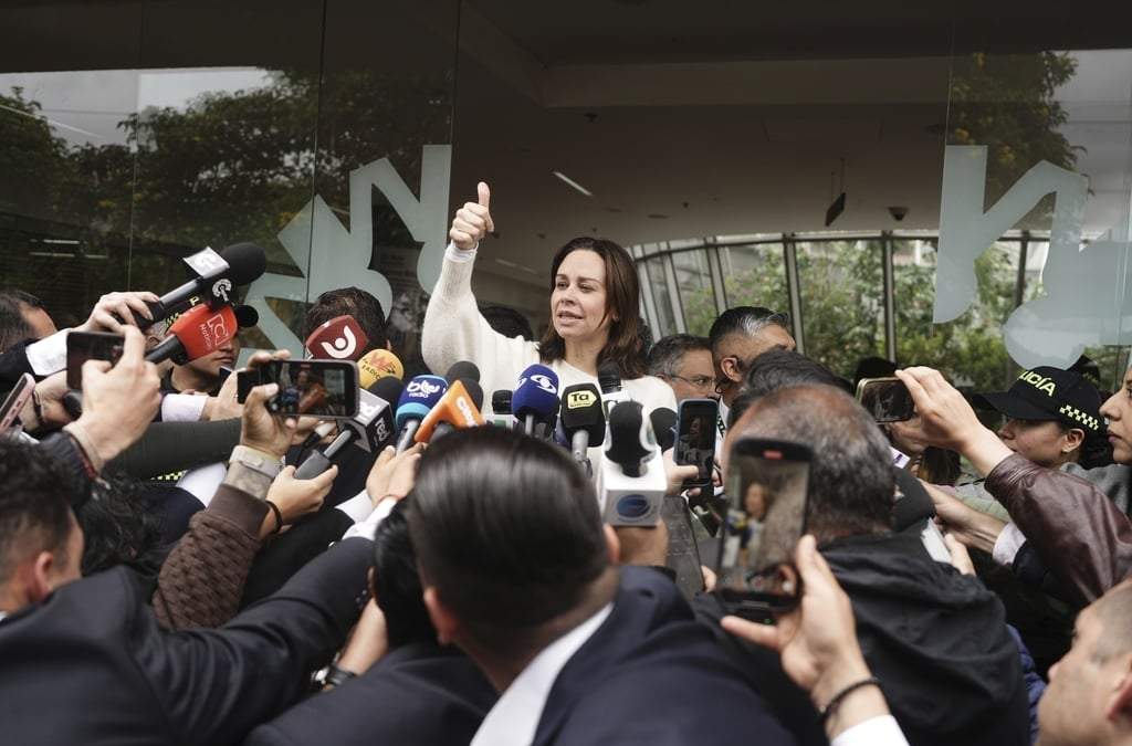 María Claudia Tarazona, esposa del senador colombiano Miguel Uribe Turbay, quien fue baleado en un mitin político, habla con la prensa afuera de la clínica donde está siendo tratado en Bogotá, Colombia, el martes 10 de junio de 2025