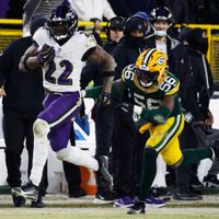 Gracias a actuación magistral de Henry, Ravens siguen con vida al vencer a Packers