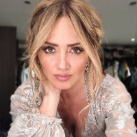 ¡OJO ACÁ! Andrea Legarreta hace ejercicios con mini atuendo que... ¡Deja todo a la vista!