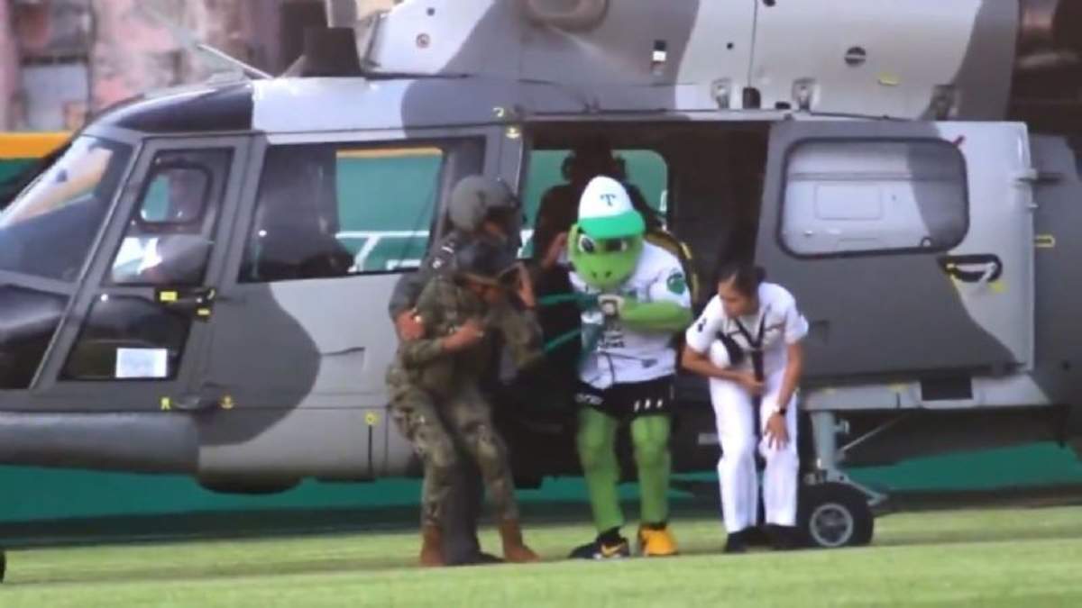 Arribo de "Pochi" al estadio