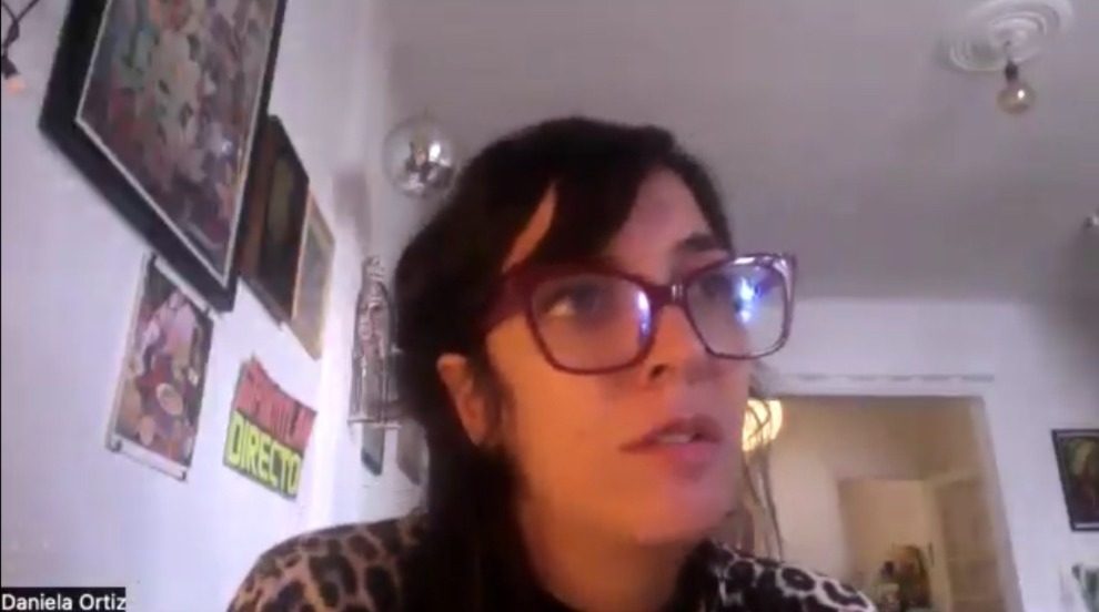 La curadora Daniela Ortiz. Burbuja alterna. Foto Captura de pantalla