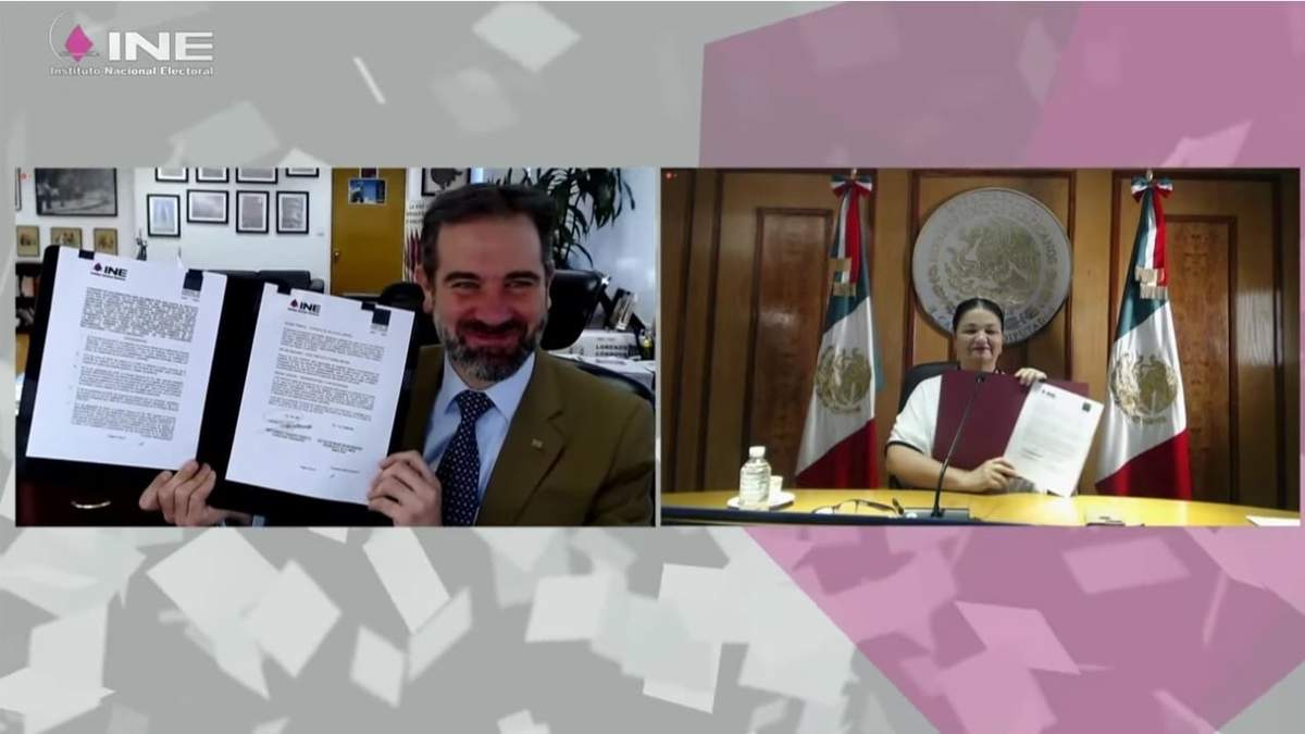 Lorenzo Córdova y Dulce María Sauri muestran el convenio firmado