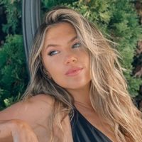 Verde y lujo: la planta tropical que eligió Stephanie Demner para colocar en el patio de su lujosa casa