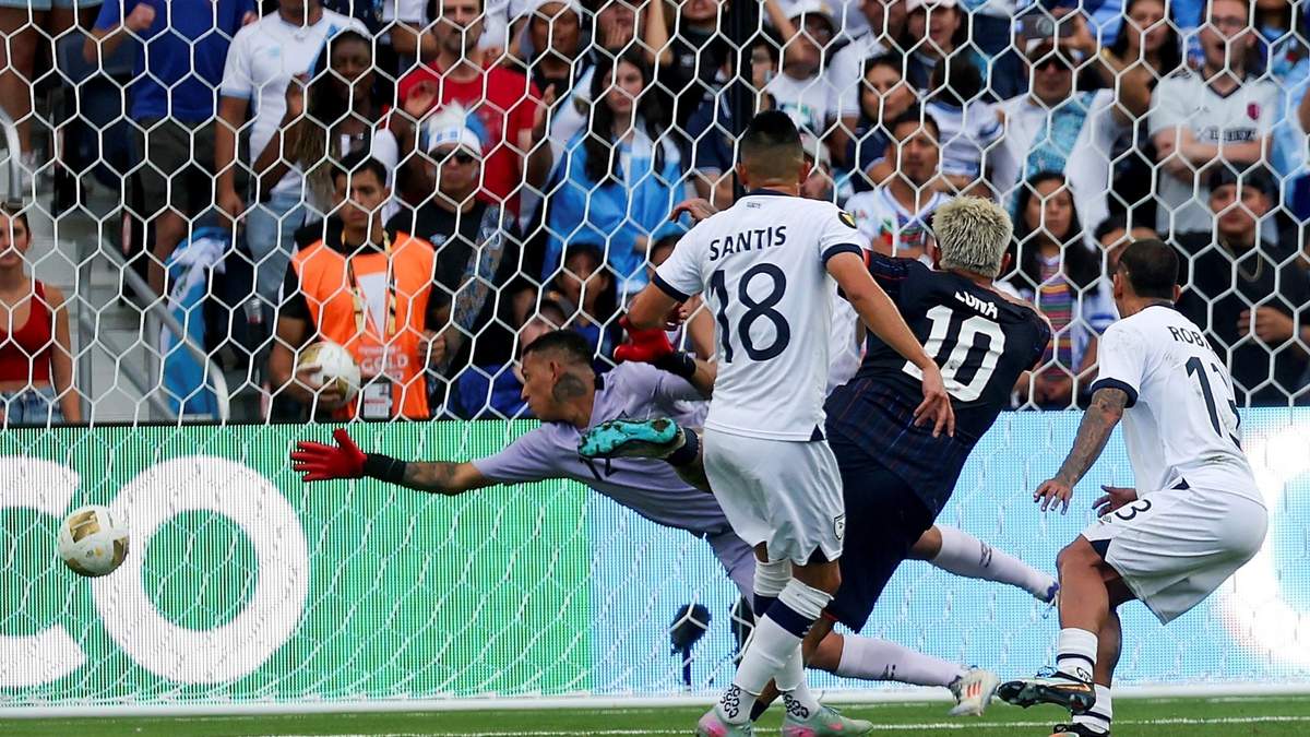 Diego Luna (10) marca un gol para su selección con un tiro que superó el lance de Kenderson Navarrol, portero de Guatemala,