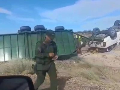 Una 4×4 trasladaba una camioneta en un tráiler y volcó sobre la Ruta Nacional 237