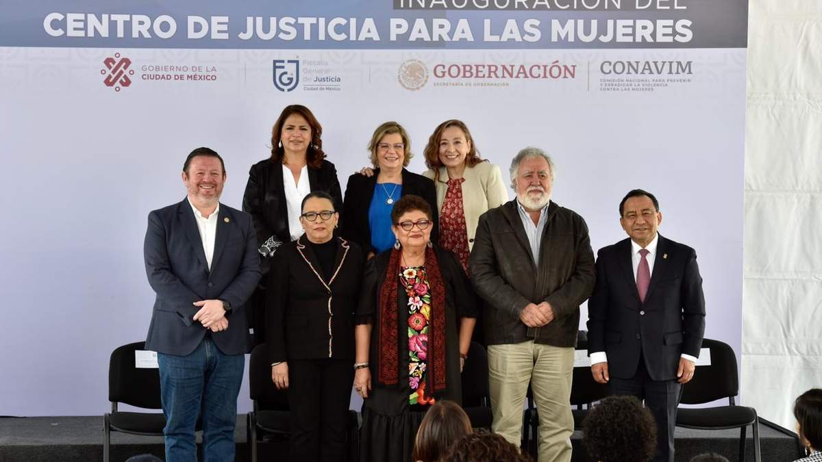 Ernestina Godoy (centro), acompañada por la secretaria de Seguridad federal, Rosa Icela Rodríguez, y el subsecretario de Gobernación, Alejandro Encinas, en la inauguración del Centro de Atención a las Mujeres en la alcaldía Magdalena Contreras
