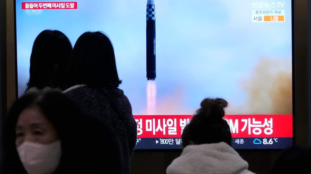 Un noticiero de Corea del Sur muestra una imagen de archivo del lanzamiento de un misil norcoreano