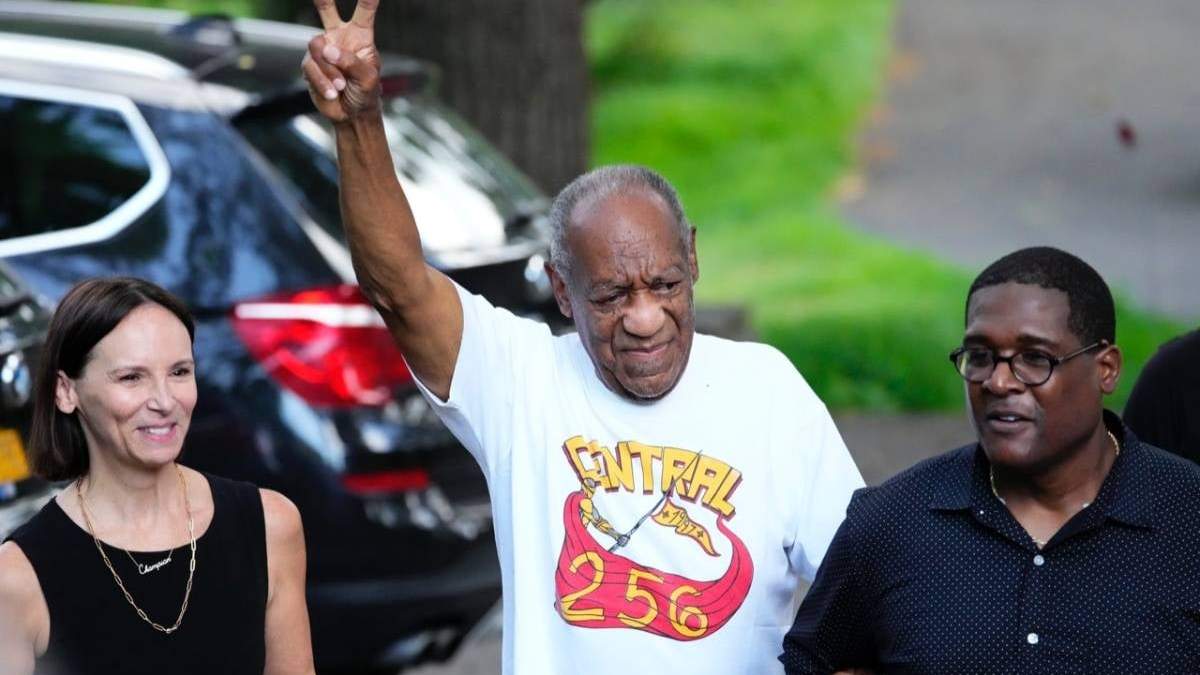 El comediante Bill Cosby al salir de prisión