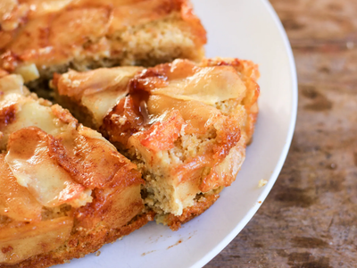 Sin harinas ni azúcar agregado: torta matera de manzana y coco que es una perdición