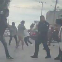 Policía estatal y civiles se enfrentan a golpes en Hidalgo; detienen a tres