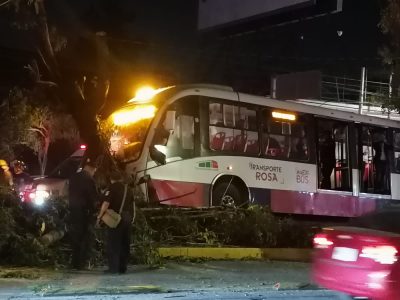 Mexibús choca contra un árbol en la vía José López Portillo; hay 10 heridos