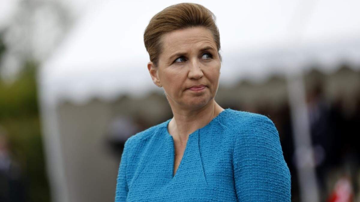 La primera ministra de Dinamarca, Mette Frederiksen, al asistir a una ceremonia en el monumento danés a las afueras de Sainte Marie du Mont, Normandía