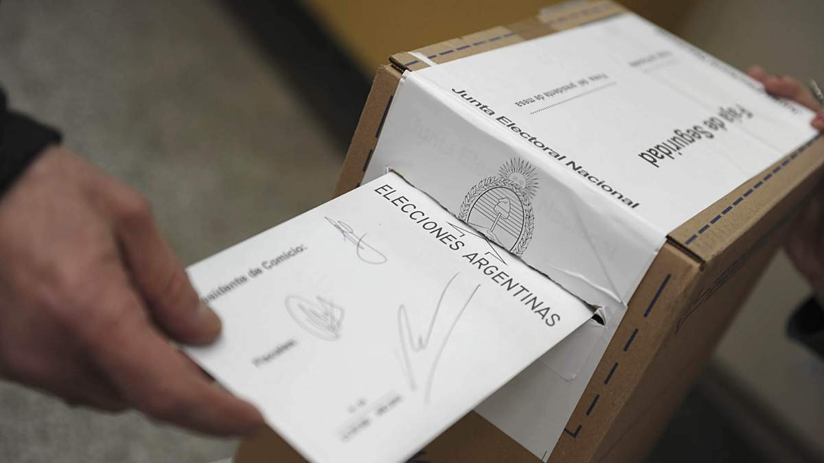 Una persona emite su voto. Fuente: (Twitter)