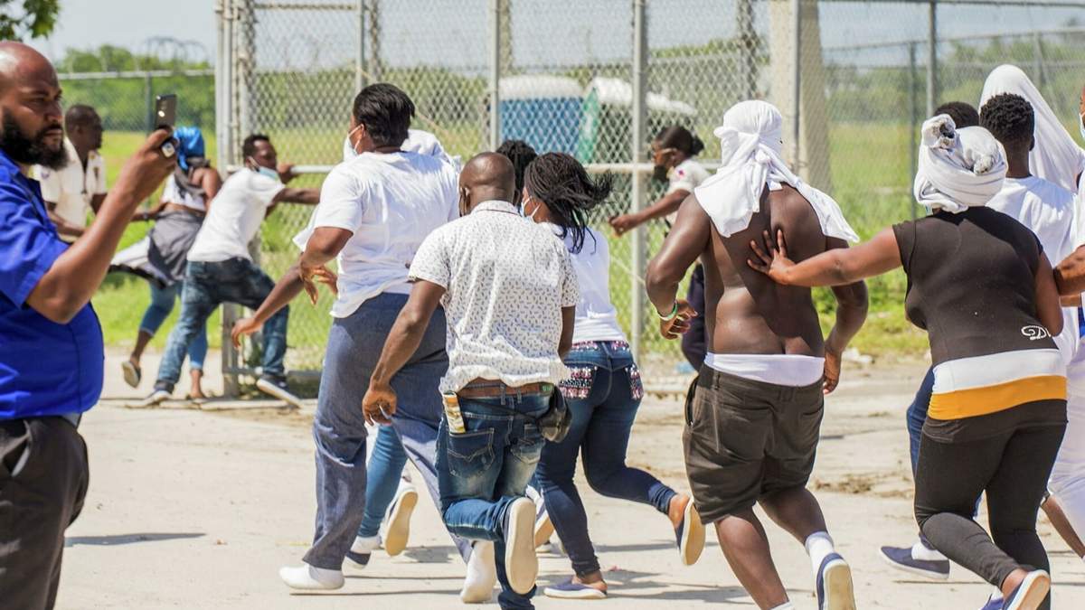 Caos en el Aeropuerto Internacional Toussaint Louverture de Haití. Fuente: (Twitter)