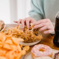 No dejes que te invada la culpa por comer de más el finde: este es el mejor consejo de los expertos
