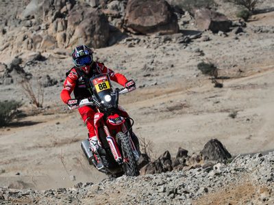 Rally Dakar 2021: nueva victoria para Joan Barreda Bort en motos y traspié para Kevin Benavides