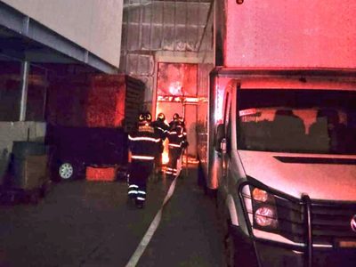 Combaten incendio en bodega contigua al Mercado de Jamaica (Video)