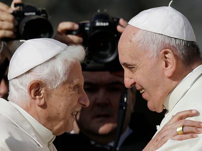 El Papa sigue desde lejos el retiro espiritual del Vaticano mientras se recupera en el hospital