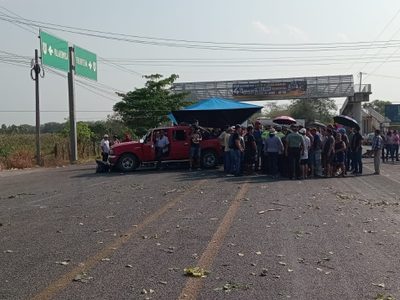 Carretera Villahermosa-Frontera es bloqueda por habitantes que no tienen luz eléctrica