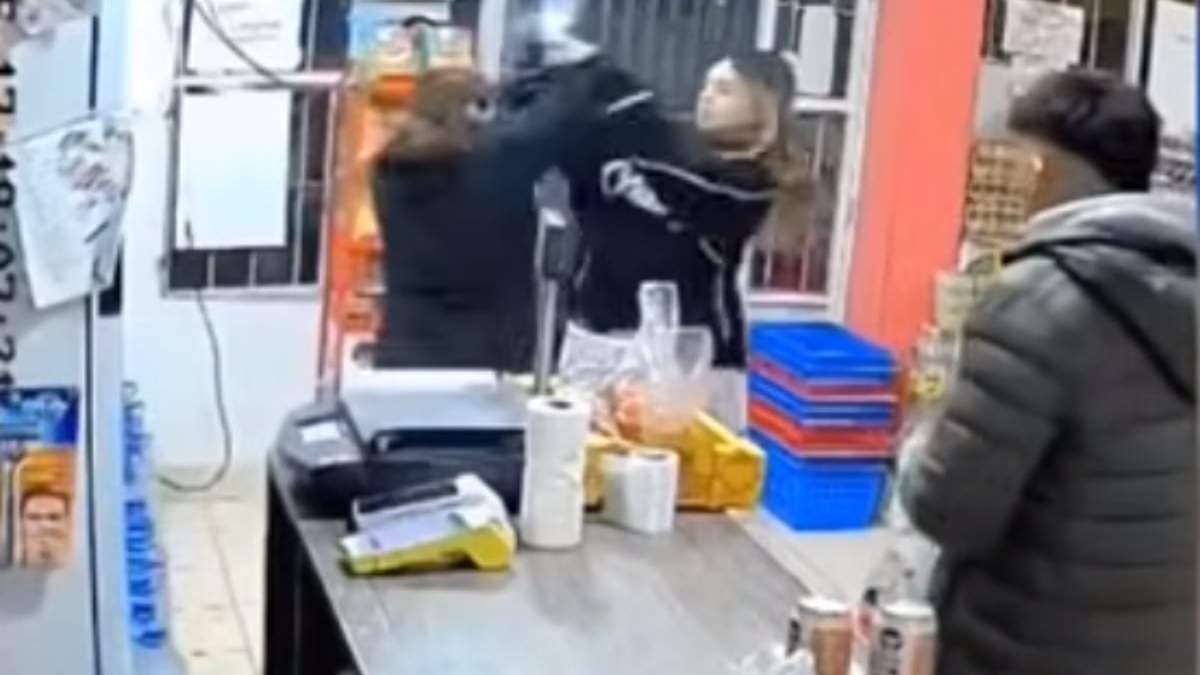 Fragmento del video viral de la pelea en un almacen. Fuente: (YouTube)