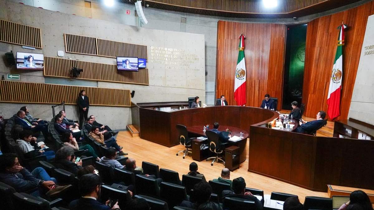 Sesión en el Tribunal Electoral