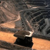 Fuerte caída de la producción minera metalífera y suba del petróleo