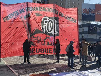 Organizaciones sociales se instalan frente a la Gobernación
