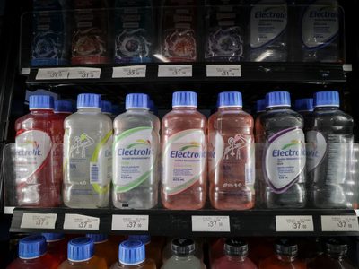 Electrolit, el “suero” que endulza 3.7 veces más de lo recomendado y esquiva impuestos millonarios