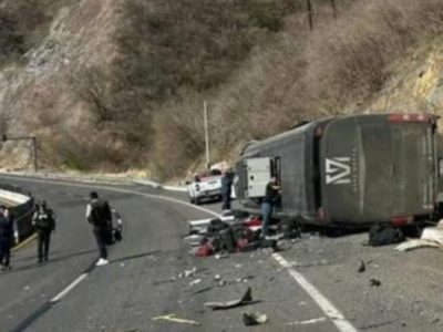 Autobús del cantante Memo Garza, exvocalista de La Adictiva, se vuelca en la Durango-Mazatlán