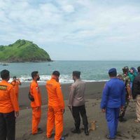 Mueren ahogadas 11 personas mientras preparaban un ritual de meditación en una playa de Indonesia