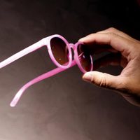 Por un mundo mejor: una marca en Colombia recicla plástico y lo transforma en gafas