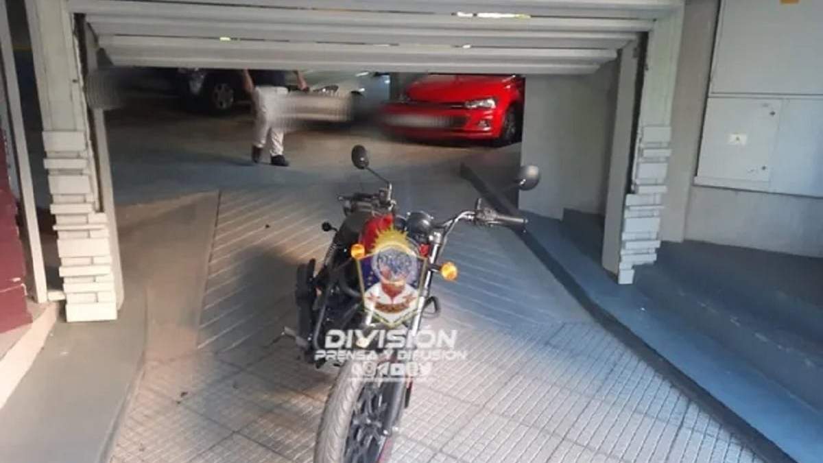 Un hombre, con prisión domiciliaria, trataba de robar una moto. Fuente: (Policía Neuquén).