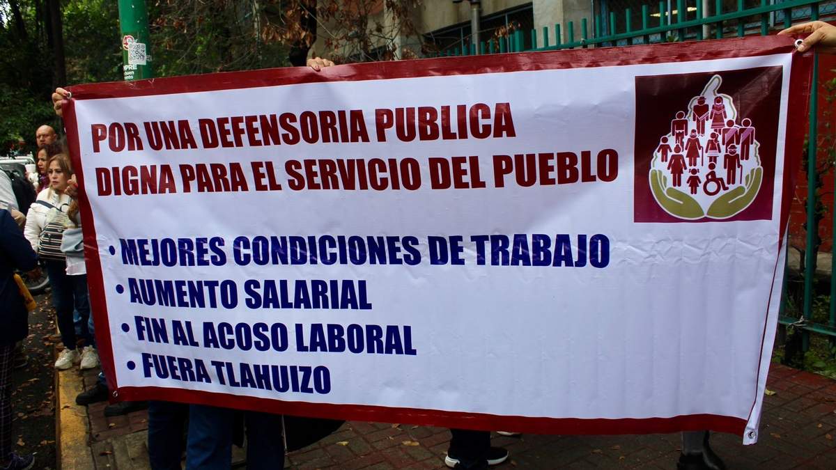 Manta de trabajadores de la Defensoría Publica de la CDMX con sus exigencias, en la manifestación de este martes 17 de junio de 2025, frente a la instalaciones de esa dependencia
