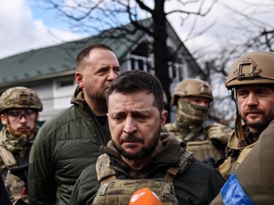 Zelenski visita la ciudad de Bucha tras la masacre de más de 300 civiles