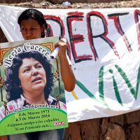 Hija de Berta Cáceres denuncia en EU hostigamiento y pide apoyo