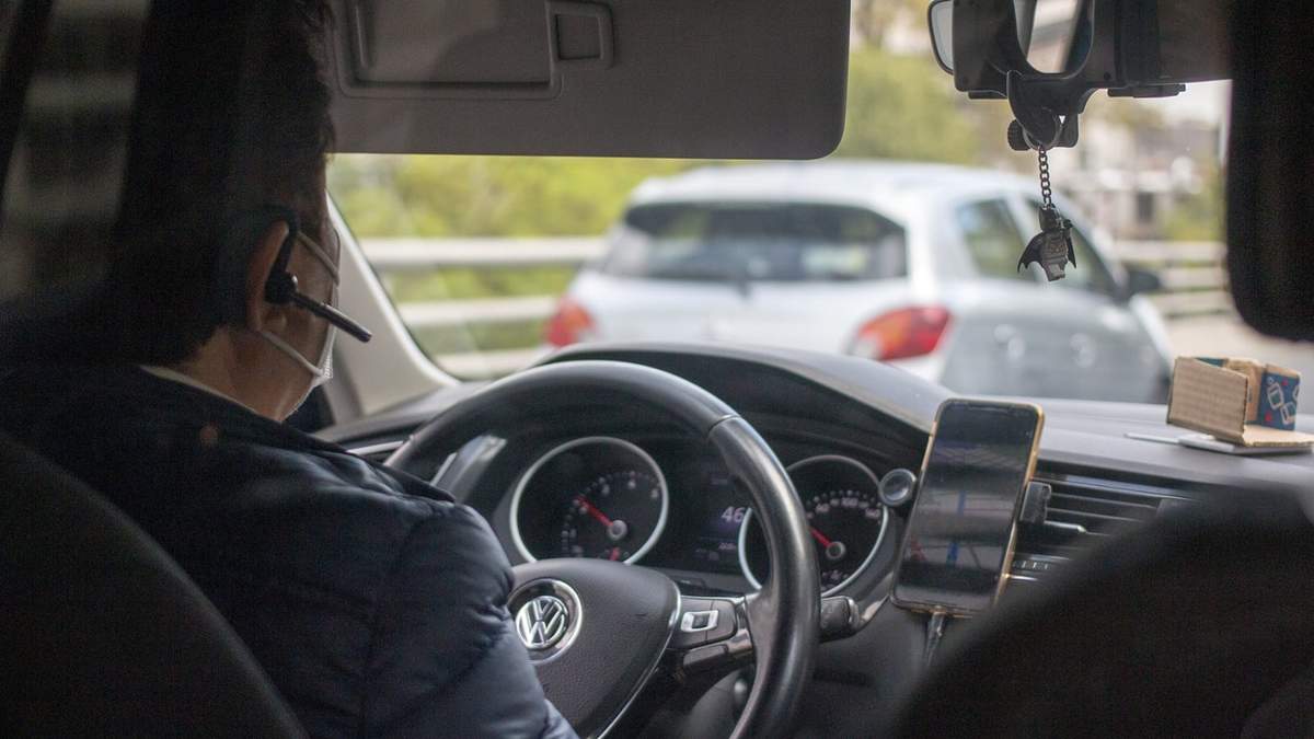 Un conductor de Uber se protege del nuevo coronavirus con cubrebocas